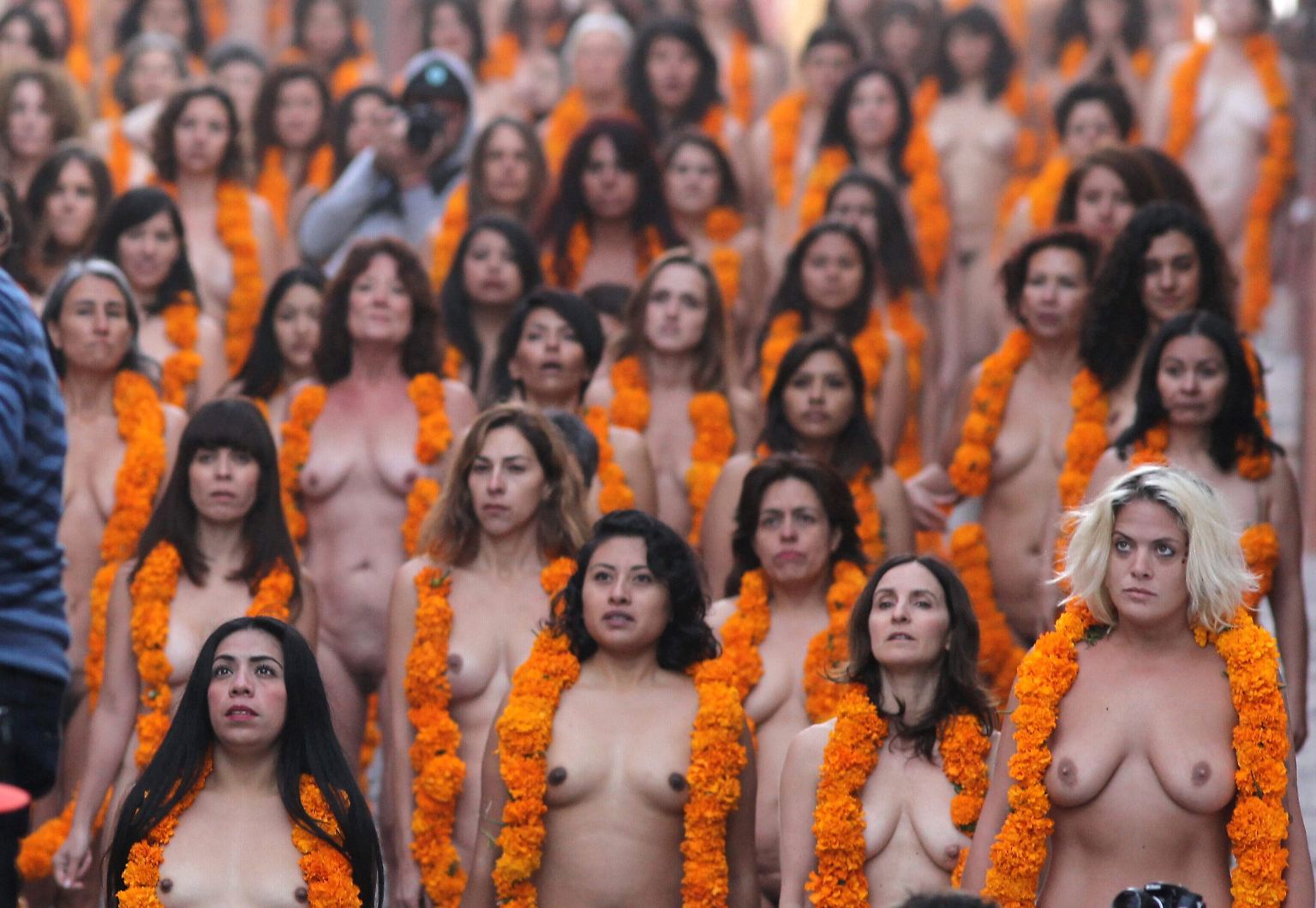 Für das Kunstprojekt "Der Pfad der Erlösten" hat sich US-Fotokünstler Spencer Tunick in die mexikanischen Stadt San Miguel Allende begeben.