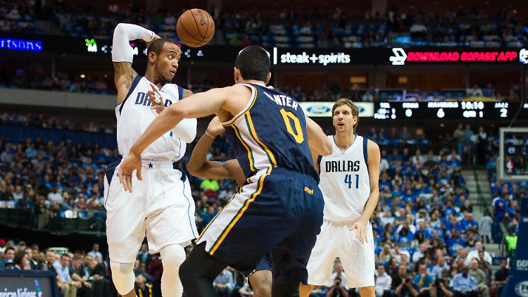 Monta Ellis mit einem Zauberpass auf Dirk Nowitzki.