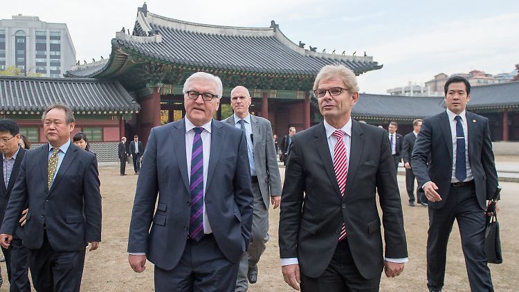Ein bisschen Sightseeing muss sein, wenn man schon mal da ist: Bundesaußenminister Frank-Walter Steinmeier (M.) und der deutsche Botschafter Rolf Mafael (2.v.r.) besichtigen den historischen Changdeokung-Palast in Seoul.