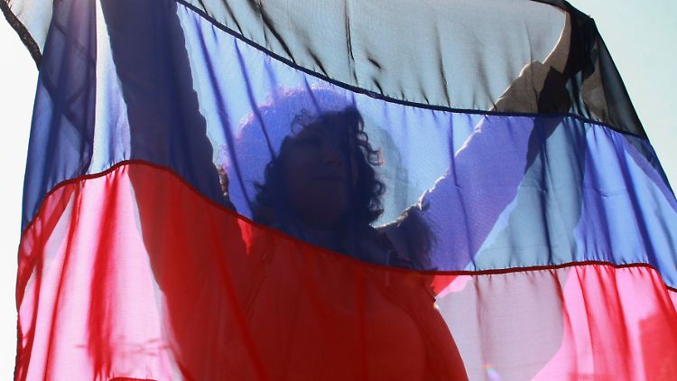 Nicht mehr blau-gelb, sondern schwarz-blau-rot ist die bevorzugte Fahne in den Oblasten Donezk und Luhansk.