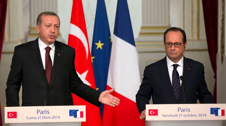 Erdogan (l.) stellt in Paris kritische Fragen.