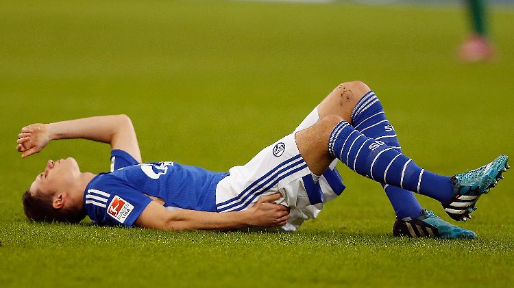 Verletzt am Boden: In der Partie gegen Augsburg trifft es Weltmeister Julian Draxler bereits in der erste Spielminute.