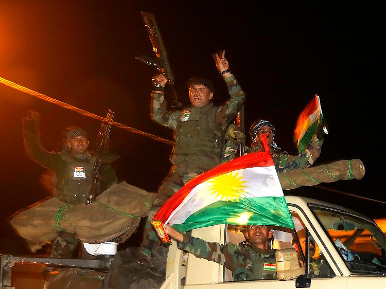 Mit fliegender Flagge in den Krieg: Peschmerga-Kämpfer überqueren die Grenze nach Syrien.