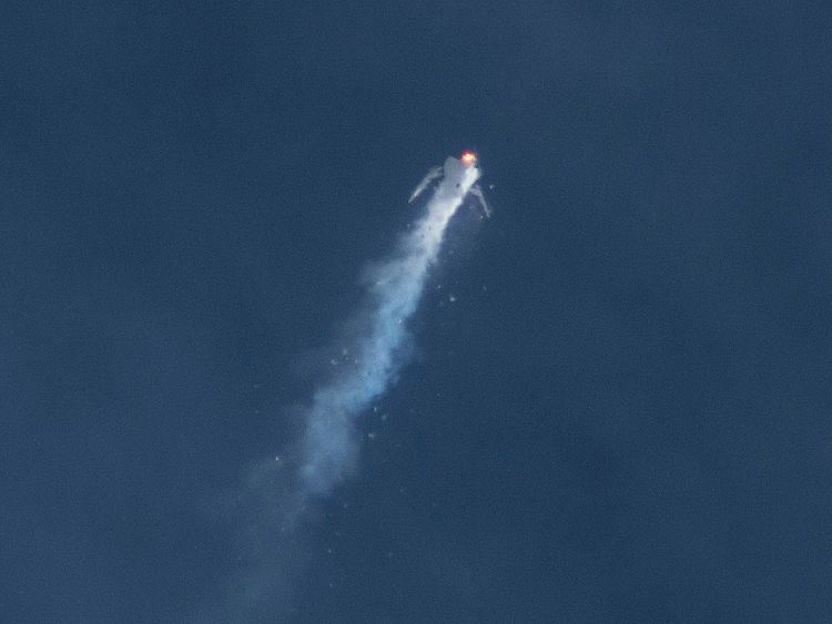 Kastatrophale Fehlfunktion: Mit zwei Testpiloten an Bord geht "SpaceShipTwo" in Flammen auf.