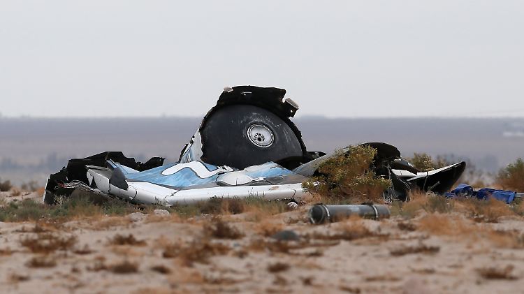 Katastrophaler Rückschlag für den privaten Weltraumtourismus: Wrackteile von "SpaceShipTwo" in der Mojave-Wüste.