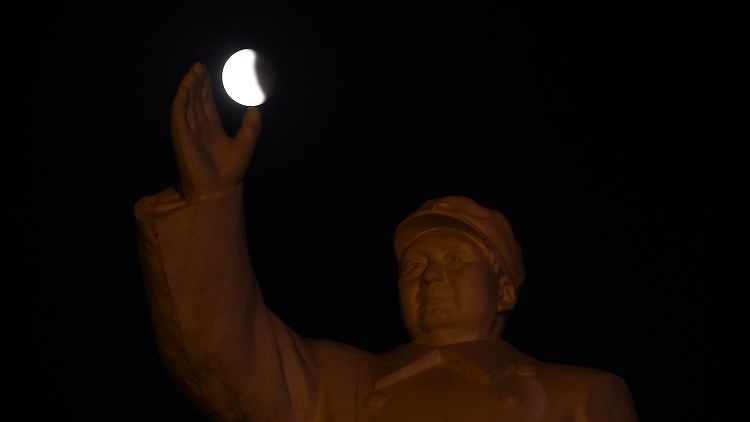 Die Volksrepublik China greift nach dem Mond - das große Ziel ist, Menschen auf den Erdtrabanten zu bringen.