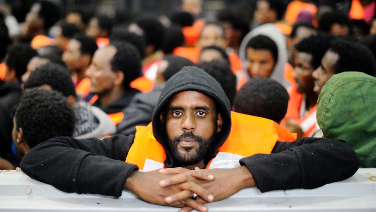 Aufgegriffene Flüchtlinge auf einem Schiff der italienischen Marine. Italien will die Seenotrettung beenden.