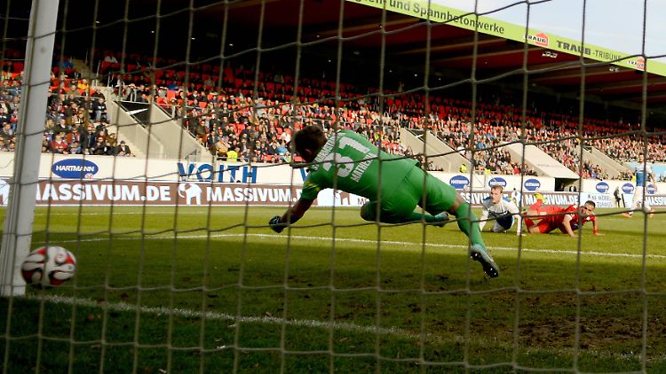 Glücklich am Boden: Torjäger Dominik Stroh-Engel erzielt das 1:1 für Darmstadt gegen Heidenheim.