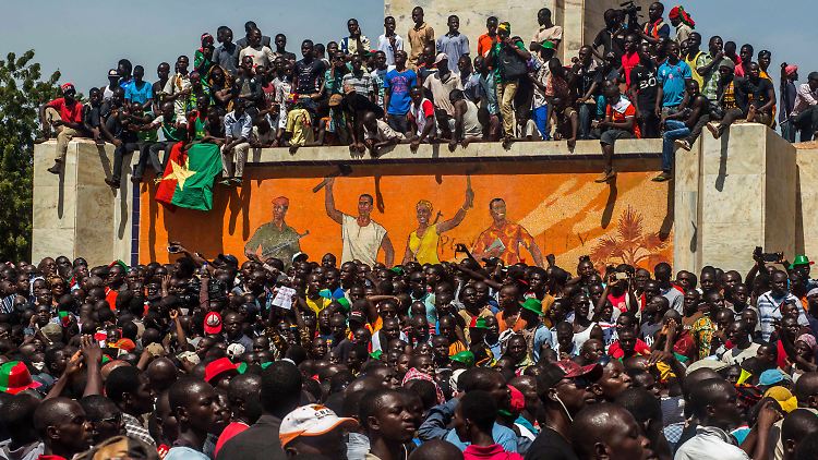 Zehntausende Menschen protestierten gewaltsam gegen die geplante Verfassungsänderung von Compaoré.