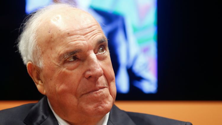 Helmut Kohl sieht die Schuld an der Eurokrise bei seinem Nachfolger Gerhard Schröder.