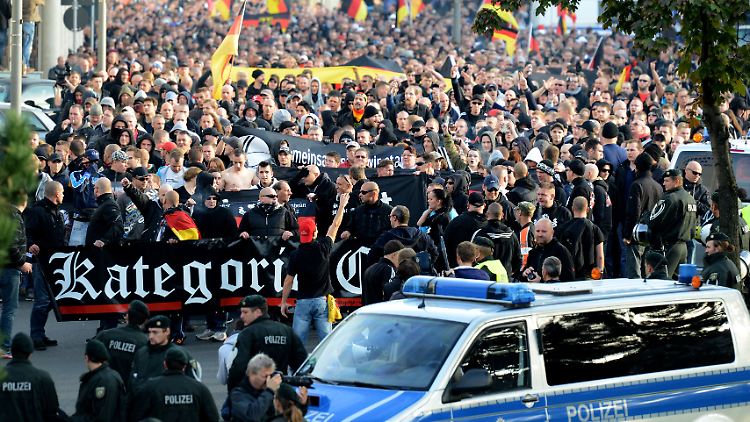 Szenen der Hooligan-Demo in Köln: In Berlin wird es das - zumindest am 15. November - nicht geben.