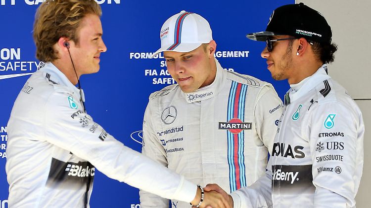 Gut gelaunt: Nico Rosberg beim Händeschütteln mit WM-Rivale und Teamkollege Lewis Hamilton.