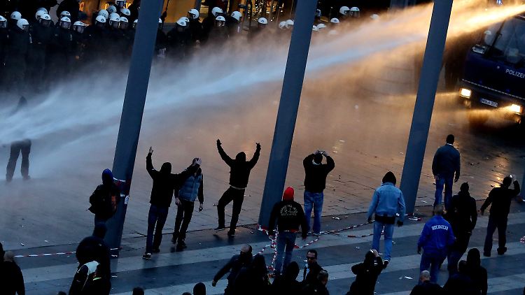 Die Polizei vertreibt mit einem Wasserwerfer gewalttätige Demonstranten bei der Hogesa-Demo in Köln.