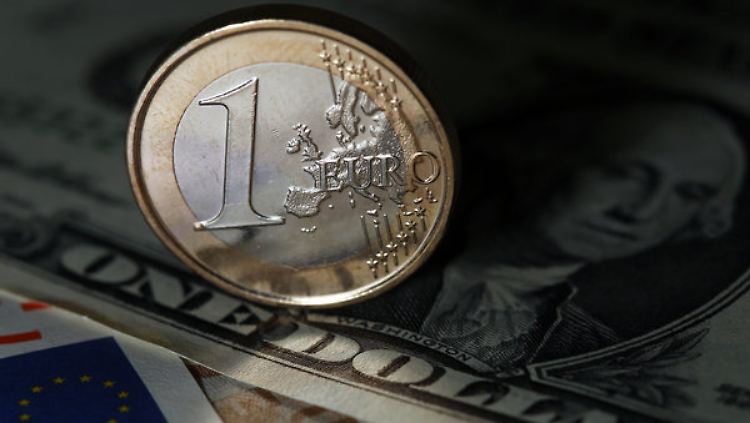 Der Euro ist auf dem tiefsten Stand seit viereinhalb Jahren. Der Dollar hingegen ist erstarkt.