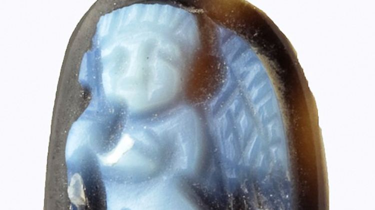 Das winzige Stück Onyx mit der Darstellung des Liebesgottes.