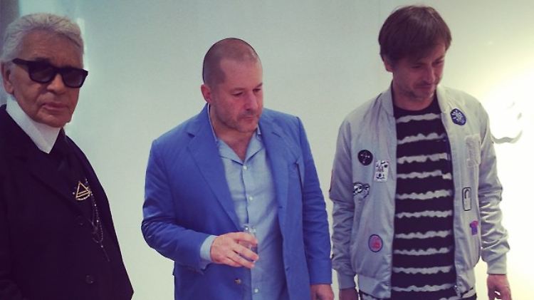 Modezar Karl Lagerfeld, Jonathan Ive und Designer Marc Newson bei Colette in Paris.