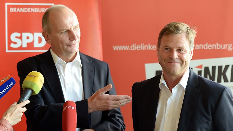 Die SPD will ihre Ministerposten unter Ministerpräsident Woidke (l) völlig neu aufstellen. Linken-Landesvorsitzender Görke (r) muss dafür einen Posten abgeben.