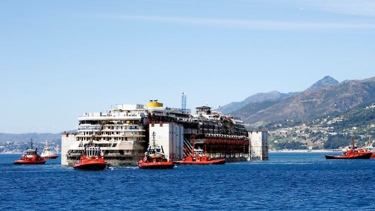 Im Juli wurde die Costa Concordia nach Genua gebracht.