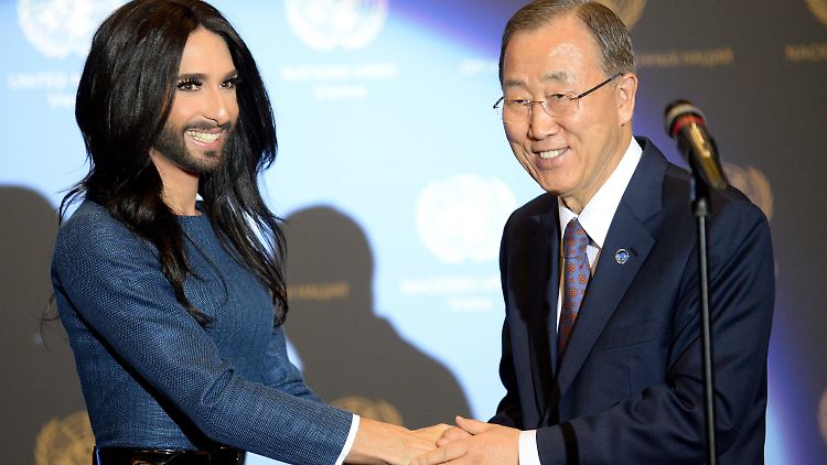 Ban Ki Moon gratuliert Conchita Wurst nach ihrem Auftritt im Wiener UN-Gebäude. 