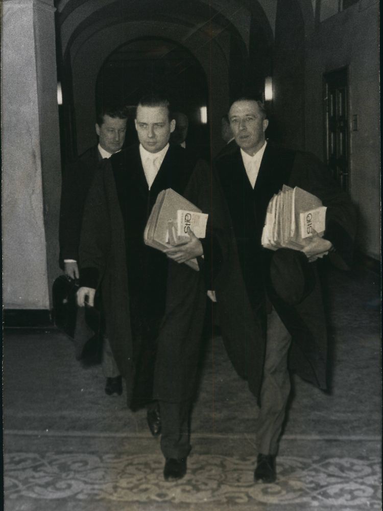 Gerhard Wiese (l.) mit seinem Kollegen Zack 1965 im Gericht in Frankfurt/Main.