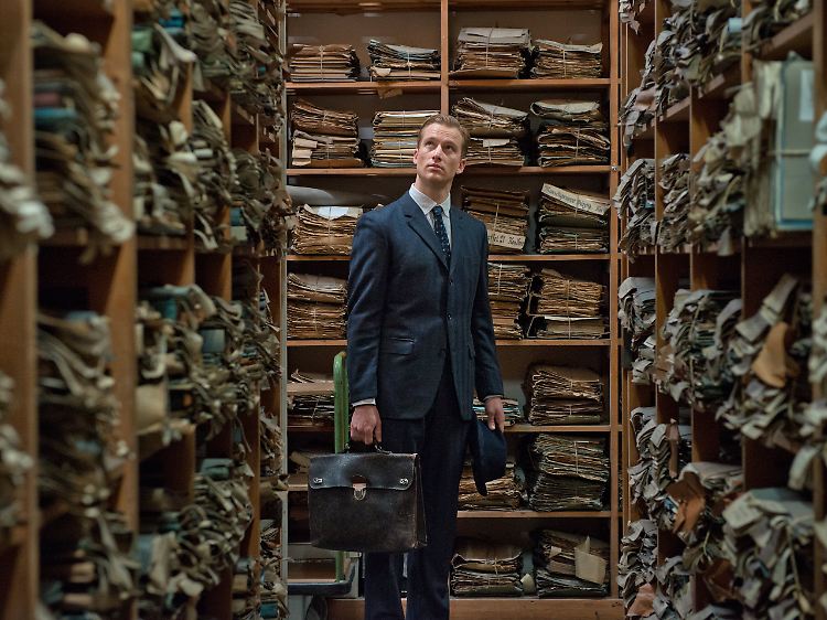 Staatsanwalt Radmann (Alexander Fehling) sucht in einem Archiv nach den Namen der Auschwitz-Täter.