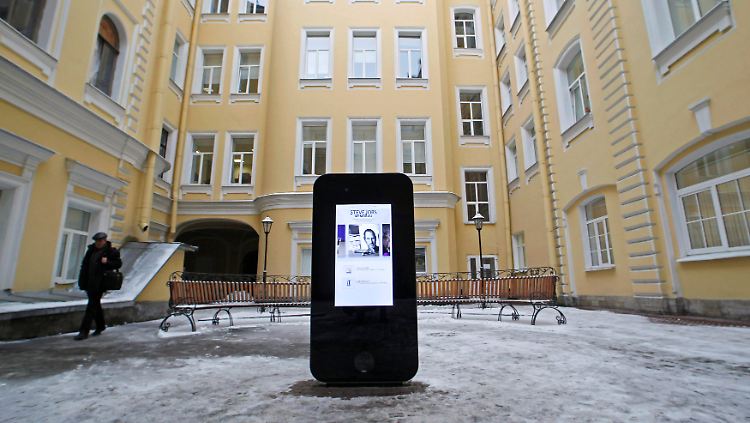 Das Zwei-Meter iPhone stand im Innenhof der "State University of Information Technologies" in St. Petersburg.