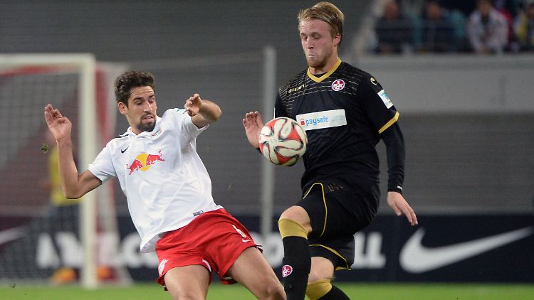 Leipzigs Rani Khedira (l.) im Duell mit Kaiserslauterns Philipp Hofmann - einen Sieg konnte keiner von beiden bejubeln.