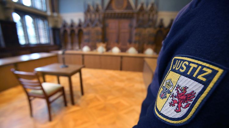 Am Oberlandesgericht in Rostock. 