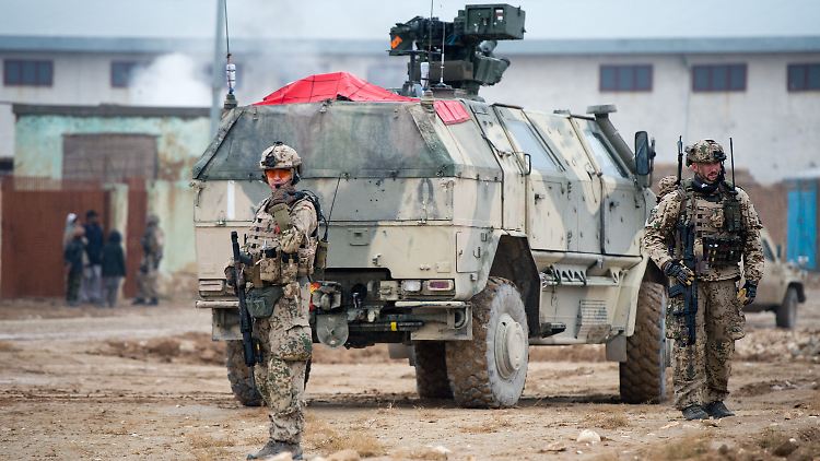 Bundeswehrsoldaten sichern im afghanischen Masar-i-Scharif eine Straße.