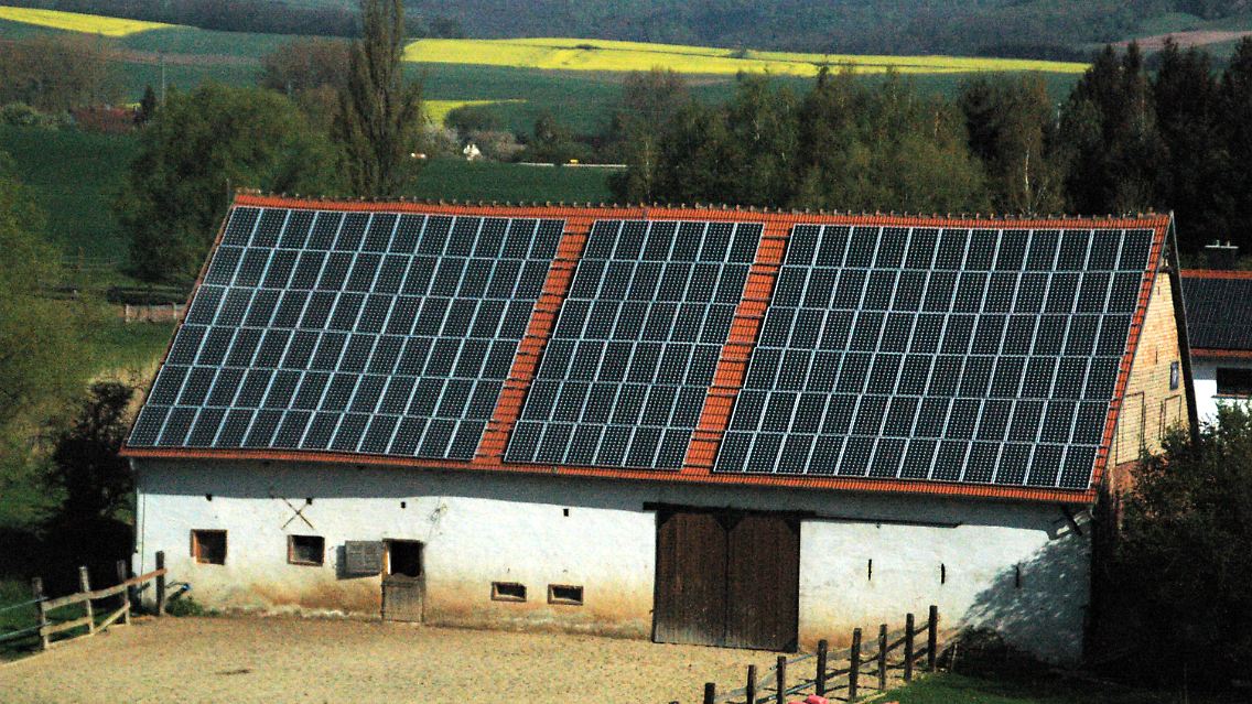 Dächer von Ställen können sich für eine Bürger-Solaranlage eignen.