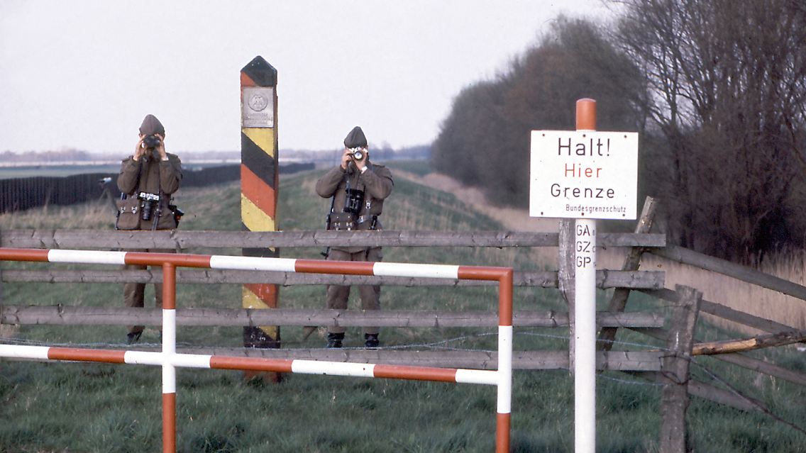 Ritter startete im März 1982 an der Elbe auf eine Wanderung die Grenze entlang - etappenweise an Wochenenden oder im Urlaub. Er läuft die gesamten 1400 Kilometer von der Ostsee bis nach Bayern. Dieses Bild entstand 1984 auf dem Elbdeich bei Lauenburg.
