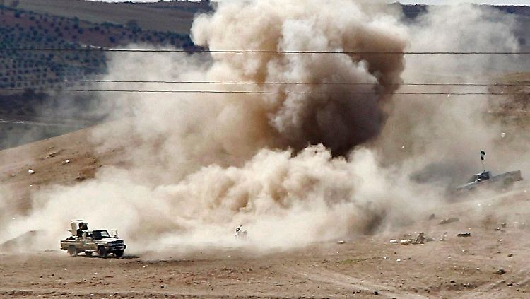 IS-Terroristen bombardieren kurdische Kämpfer in Syrien.