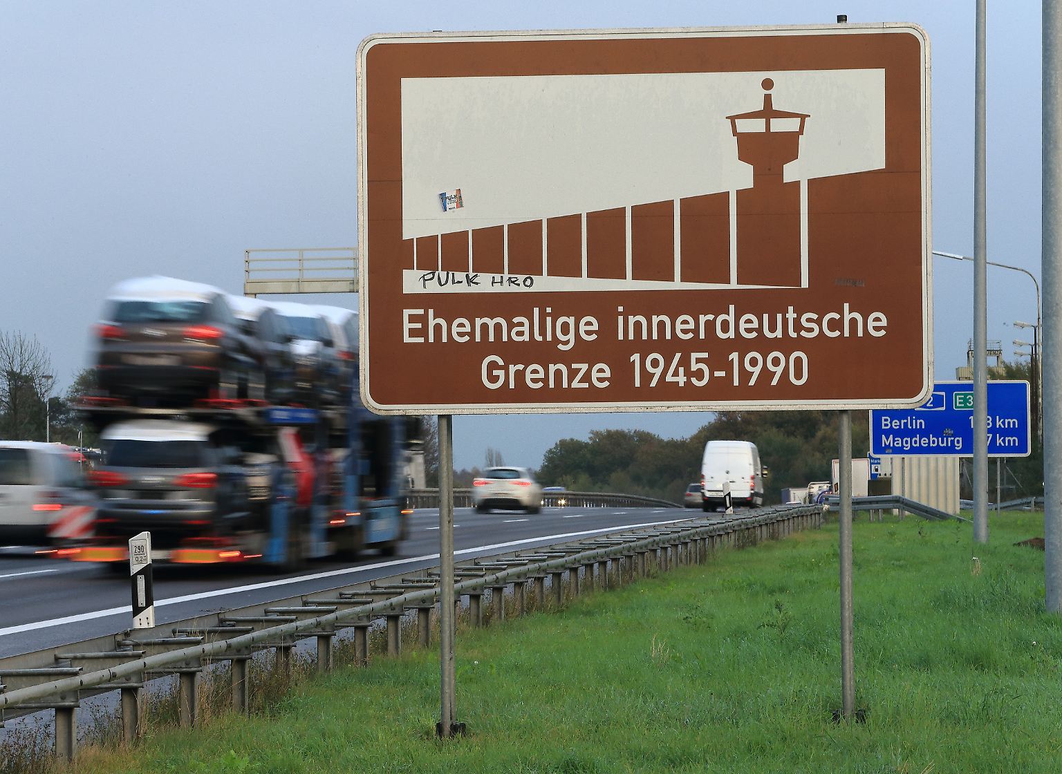 Wer von Niedersachsen nach Sachsen-Anhalt fährt oder von Thüringen nach Bayern, dem signalisieren Schilder, dass er die einstige deutsch-deutsche Grenze passiert.