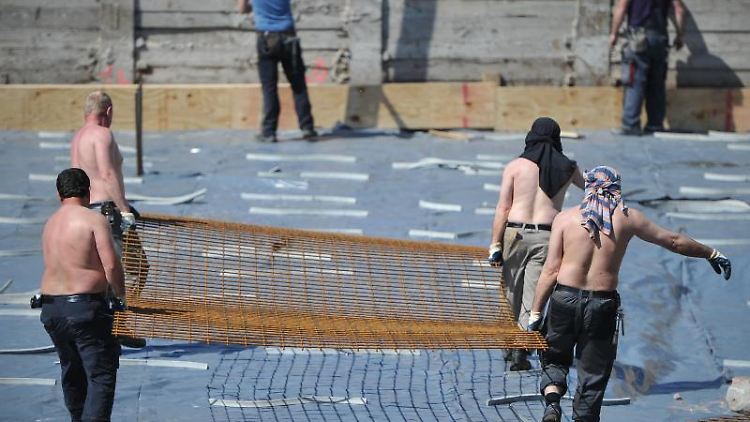 Arbeiten mit freiem Oberkörper - ein Risiko. Seit 2015 sind bestimmte Hautkrebs-Arten als Berufskrankheit anerkannt.  
