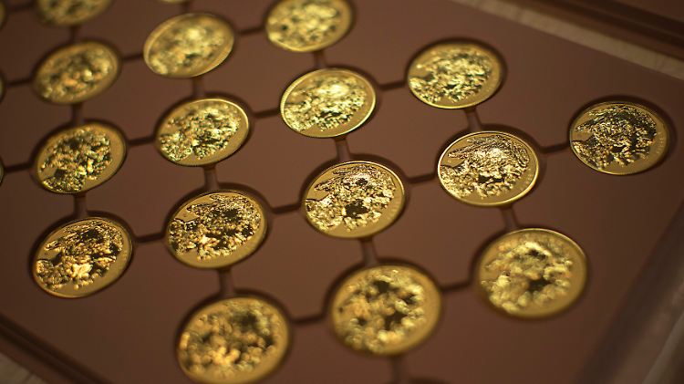 Bargeld und Gold lacht. 