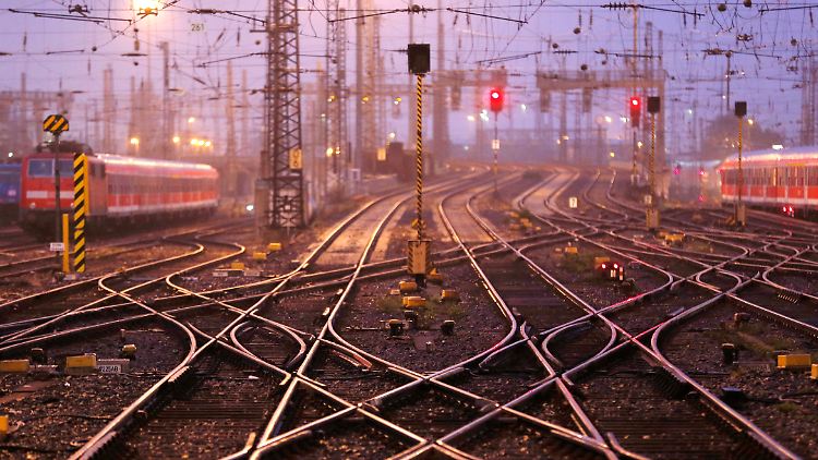 Es gibt viele Wege - einigen will sich die EVG schon mit GDL und Bahn, aber nicht so wie von Frau Nahles gewünscht. 