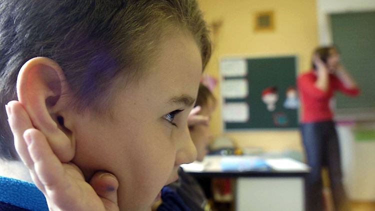 Dauerbeschallung hat Konsequenzen für das Lernverhalten von Kindern.