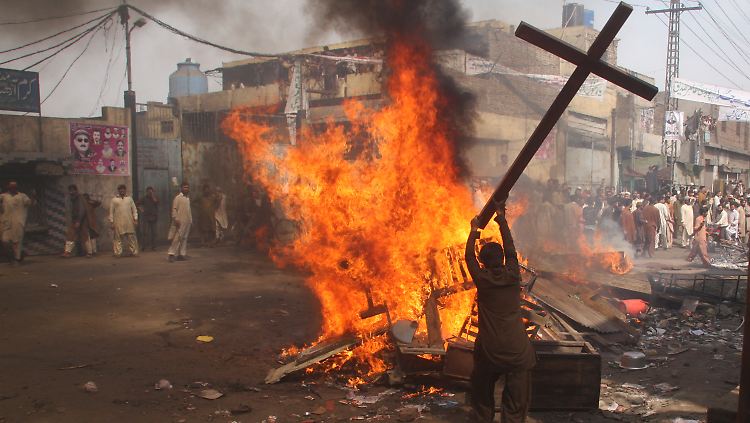Christen leben in Pakistan gefährlich - immer wieder kommt es zu Gewalt gegen die Minderheit. Hier: Ausschreitungen in Lahore im März 2013.