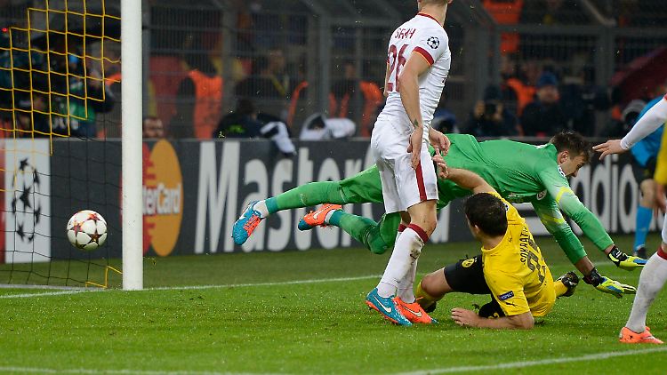 Abwehrspieler Sokratis kämpfte den Ball zum zwischenzeitlichen 2:0 für den BVB ins Tor von Galatasaray. Dabei beließ es Borussia Dortmund aber nicht.