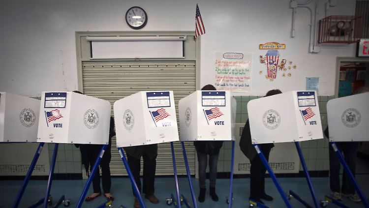 Mobile Wahlurnen: In einer Schule in der Upper East Side in New York tragen Wähler sichtgeschützt ihre Entscheidung ein.