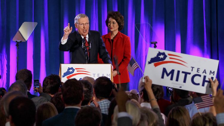 Rollenwechsel: Ex-Arbeitsministerin Elaine Chao steht nun an der Seite ihres Mannes Mitch McConnell.