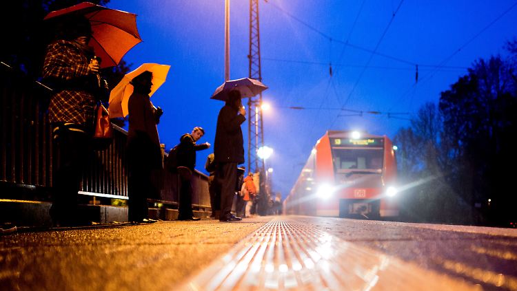 Bahnreisende warten auf einen Zug. Die GDL hat angekündigt, vier Tage lang zu streiken.