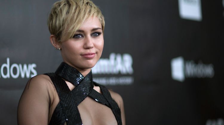 Miley Cyrus soll frisch verliebt sein - in den Sohn von Arnold Schwarzenegger.