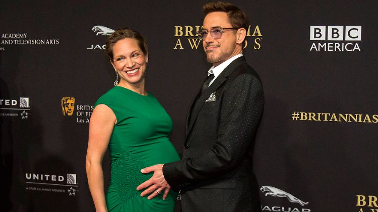 Stolz präsentierte Robert Downey Jr. gerade noch den Babybauch seiner Frau Susan, jetzt ist das Kind auf der Welt.