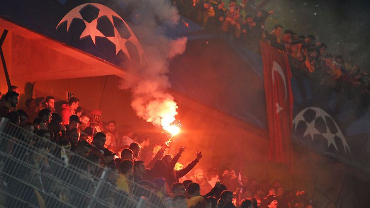 Die Galatasaray-Fans provozierten in Dortmund zwei Mal eine Spielunterbrechung.