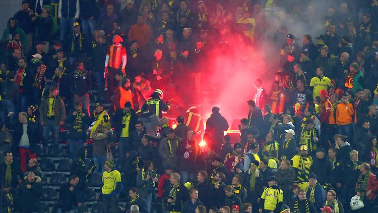 Während des Spiels bewarfen Fans von Galatasaray den benachbarten BVB-Blockmit bengalischen Fackeln.