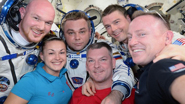 Abschieds-Selfie! Von links: Esa-Astronaut Alexander Gerst, die Kosmonauten Elena Serova, Maxim Suraev und Alexander Samokutyaev und die Nasa-Astronauten Reid Wiseman und Barry Wilmore. Es sind die Astronauten in der zweiten Reihe, die nun die ISS verlassen.