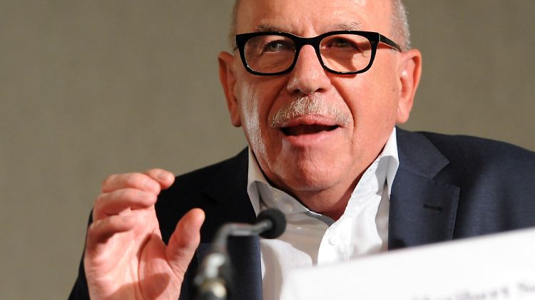 Heribert Schwan liegt mit Helmut Kohl im Clinch.
