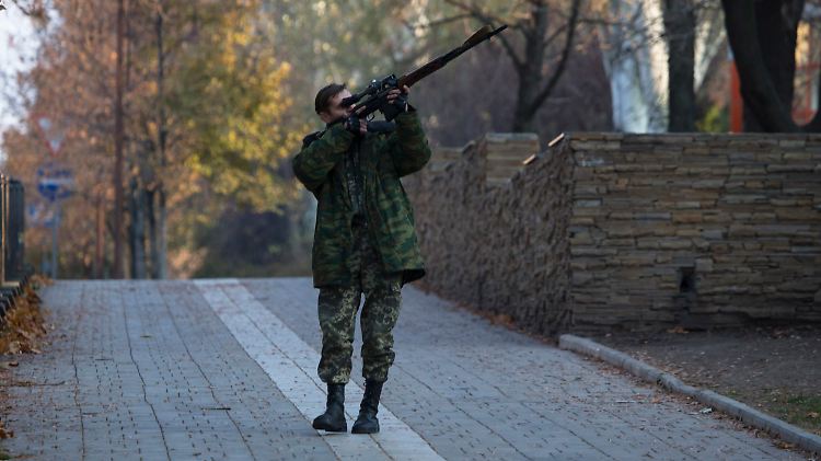 Die Waffenruhe im Osten der Ukraine ist wirkungslos - täglich kommen Menschen ums Leben.