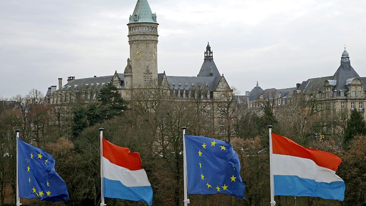 Fahnen wehen vor dem Turm der Staatssparkasse in Luxemburg. 